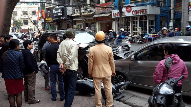 Hà Nội: Ôtô mất lái gây tai nạn khiến hai người bị thương nặng ảnh 2