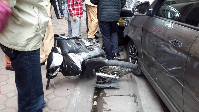 Hà Nội: Ôtô mất lái gây tai nạn khiến hai người bị thương nặng ảnh 3