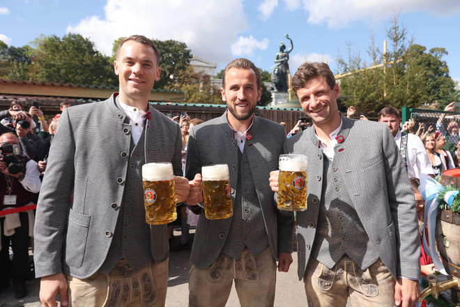 FC Bayern tại Oktoberfest 2023, ăn mừng chiến thắng 7 sao trước Bochum qua đó đã lần đầu tiên đứng đầu bảng xếp hạng Bundesliaga mùa giải này. (Nguồn: FcB.com) Những điều thú vị về bộ ảnh với trang phục lederhosen của FC Bayern ảnh 27