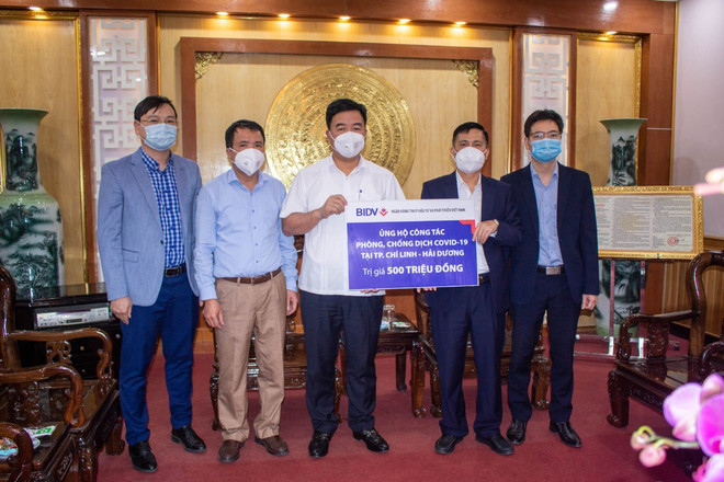 Lãnh đạo BIDV trao tặng ủng hộ phòng chống COVID-19 tại thành phố Chí Linh, Hải Dương. (Ảnh: Vietnam+) BIDV ủng hộ khẩn cấp 2,8 tỷ đồng phòng chống dịch COVID-19 ảnh 1