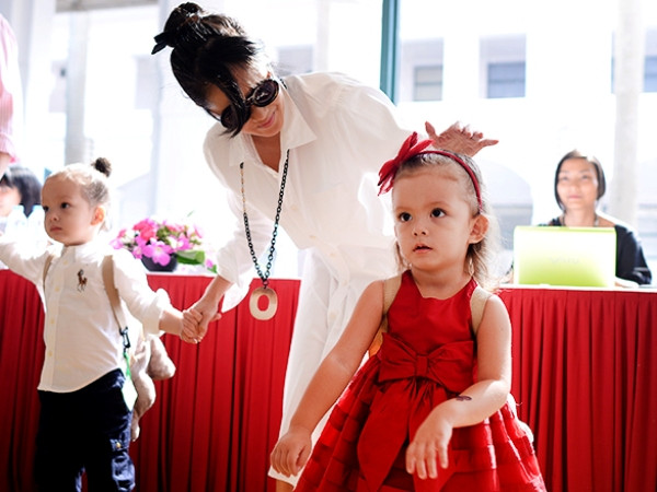 Diva Hồng Nhung lần đầu “khoe” hai con với "Gió mùa" Hà Nội ảnh 1