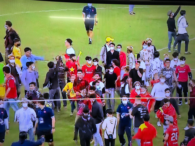 Khán giả tràn xuống sân ăn mừng chức vô địch cùng U23 Việt Nam ảnh 2