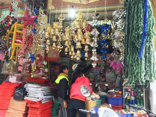 Thị trường Giáng sinh: Khách hàng chuộng trang phục Noel xuất xứ Việt ảnh 1