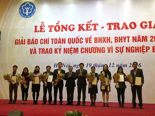 Các tác giả đạt giải B Giải báo chí toàn quốc về bảo hiểm xã hội, bảo hiểm y tế năm 2015-2016. (Ảnh: PV/Vietnam+) VietnamPlus đoạt giải B Giải Báo chí toàn quốc về bảo hiểm xã hội ảnh 1