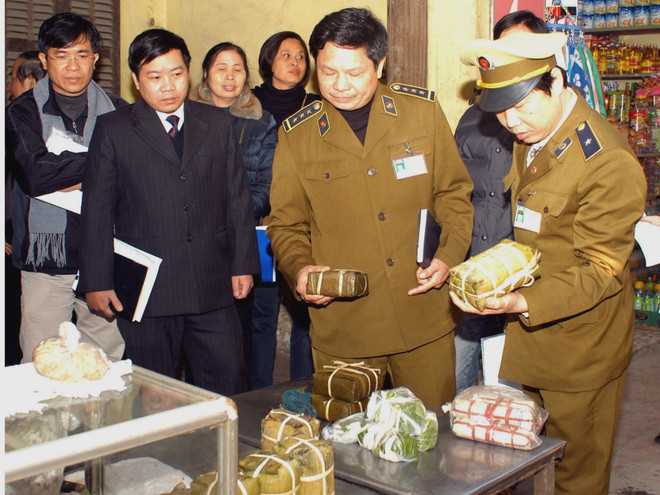 Kiểm tra chất lượng, đăng ký kinh doanh của cơ sở sản xuất giò chả phục vụ Tết ở Hà Nội. (Ảnh: Hữu Oai/TTXVN) Thanh tra đột xuất các mặt hàng Tết có nguy cơ mất an toàn thực phẩm ảnh 1