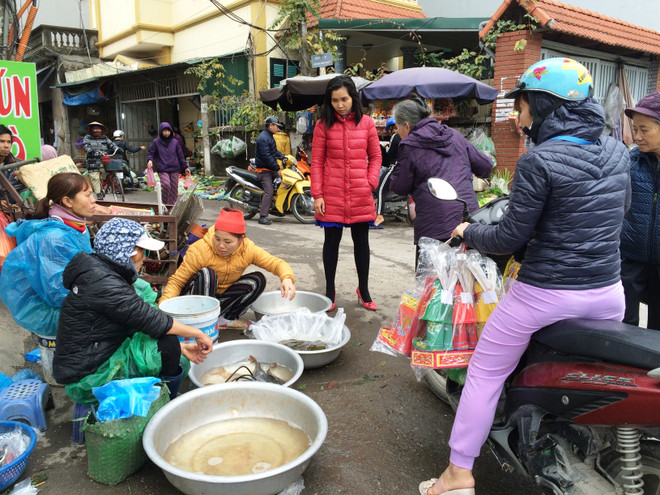 Tiểu thương bán cá chép đỏ dửng dưng 'hét giá'' ngày ông Công, ông Táo ảnh 10