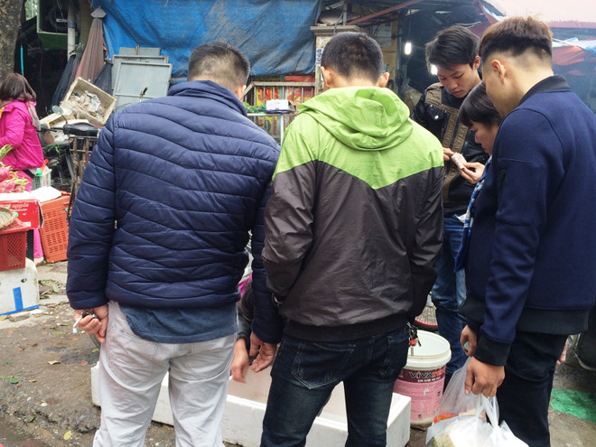 Tiểu thương bán cá chép đỏ dửng dưng 'hét giá'' ngày ông Công, ông Táo ảnh 16