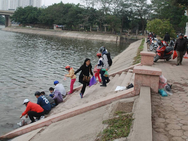 Nguy cơ ô nhiễm hồ cao trong ngày ông Công, ông Táo ảnh 2