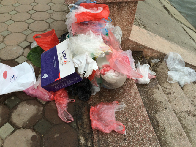 Nguy cơ ô nhiễm hồ cao trong ngày ông Công, ông Táo ảnh 1