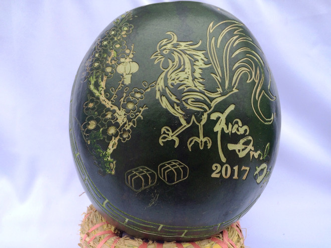 Dưa hấu 3 trong 1 chạm trổ “lạ,” công phu thu hút người mua chơi Tết ảnh 2