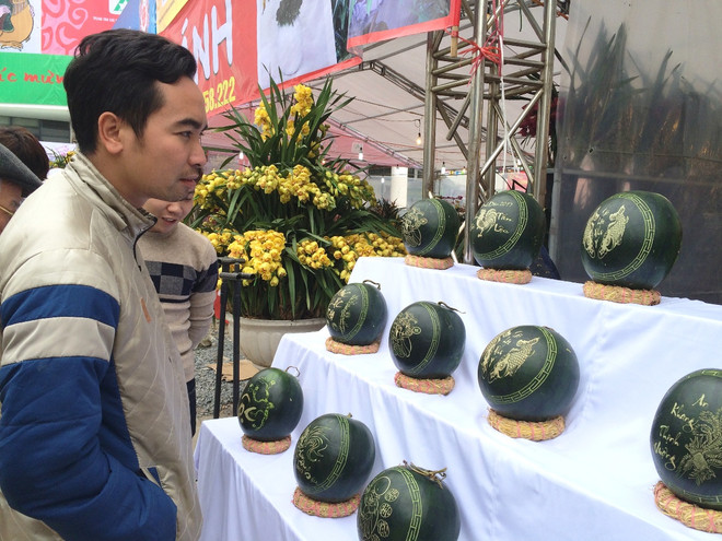 Dưa hấu 3 trong 1 chạm trổ “lạ,” công phu thu hút người mua chơi Tết ảnh 1