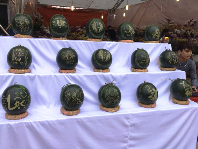 Dưa hấu 3 trong 1 chạm trổ “lạ,” công phu thu hút người mua chơi Tết ảnh 3