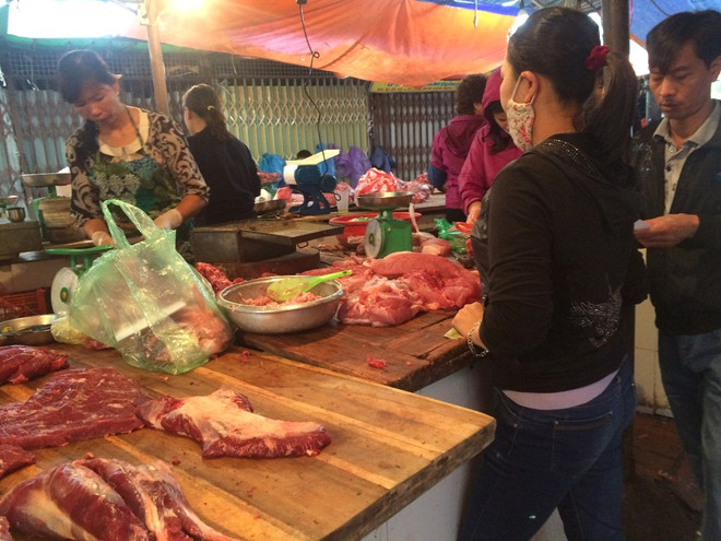 Thời tiết nắng ấm sau Tết khiến giá rau xanh rớt mạnh tại Hà Nội ảnh 3