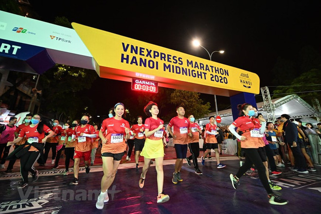 Hơn 10.000 VĐV tham dự giải chạy đêm VnExpress Marathon tại Hà Nội ảnh 1