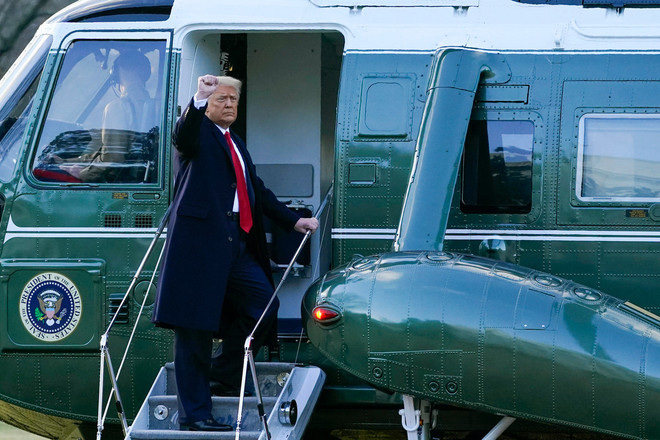 Nước Mỹ đã bị chia rẽ nặng nề dưới thời ông Donald Trump. Trong ảnh: Ông Trump cùng vợ rời Nhà Trắng để về Florida sau khi mãn nhiệm (Nguồn: Politico) Tân Tổng thống Joe Biden với sứ mệnh hàn gắn nước Mỹ ảnh 2