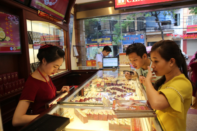 Giá vàng SJC “bốc hơi” 250.000 đồng mỗi lượng so với phiên sáng ảnh 1