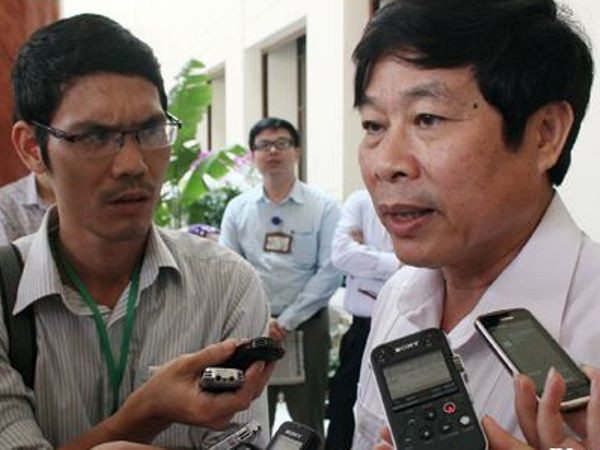 Bộ trưởng Nguyễn Bắc Sơn trả lời báo chí bên lề Quốc hội. Bộ trưởng TTTT: "Sẽ thu hồi hết những trang điện tử thí điểm" ảnh 1