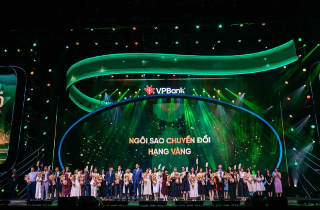 Ban lãnh đạo VPBank đã quyết định trao hơn 1.000 giải thưởng trị giá gần 50 tỷ đồng cho các cán bộ nhân viên có thành tích xuất sắc hành trình 30 năm qua. (Ảnh: Vietnam+) Gala sinh nhật 30 tuổi VPBank - Bùng nổ, thăng hoa cùng cảm xúc ảnh 2