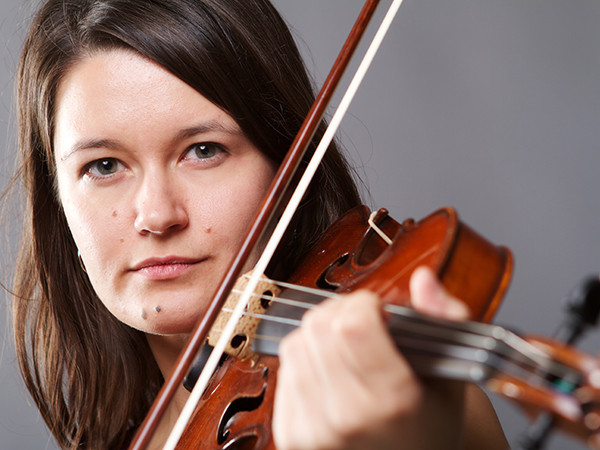 Nghệ sỹ Veroniqué Mathieu (ảnh: Donna Santos) Tài năng violin Canada biểu diễn mừng kỷ niệm 60 năm Nhạc viện ảnh 1