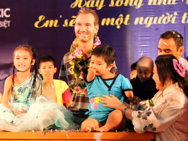 Nick Vujicic hội ngộ những tấm gương nghị lực Việt khi được mời đến Việt Nam (Ảnh: BTC) Nick Vujicic hội ngộ 21 tấm gương “tỏa sáng nghị lực Việt Nam” ảnh 1