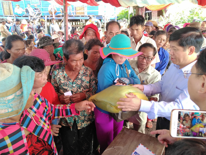 Thăm và tặng quà cho bà con gốc Việt khó khăn tại Campuchia ảnh 1