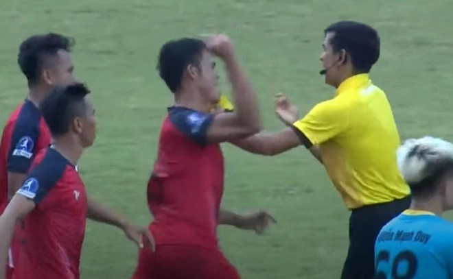 Cầu thủ Bình Thuận đuổi đánh trọng tài chính ở giải Hạng Nhì Quốc gia ảnh 2