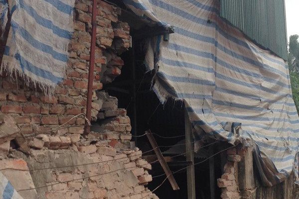 Xe tải công trình đè vỡ tường nhà dân, nhiều người thoát chết ảnh 4