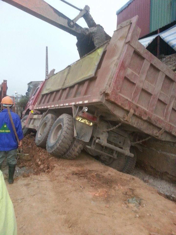 Xe tải công trình đè vỡ tường nhà dân, nhiều người thoát chết ảnh 2