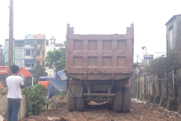 Xe tải công trình đè vỡ tường nhà dân, nhiều người thoát chết ảnh 3