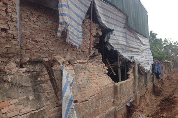 Xe tải công trình đè vỡ tường nhà dân, nhiều người thoát chết ảnh 1