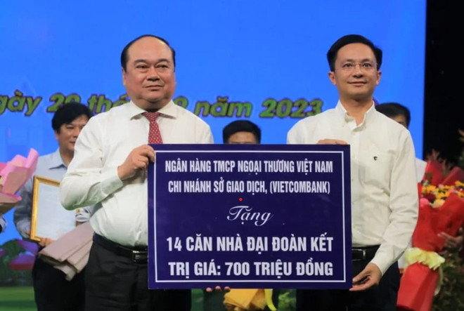 Vietcombank trao tặng 14 căn nhà đại đoàn kết cho người dân Hậu Giang ảnh 1