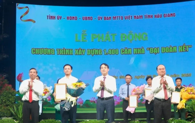 Vietcombank trao tặng 14 căn nhà đại đoàn kết cho người dân Hậu Giang ảnh 2