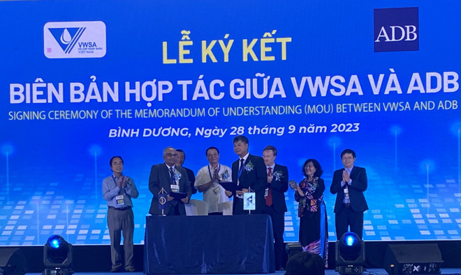 Lãnh đạo hai bên tham gia ký kết. (Ảnh: PV/Vietnam+) ADB và Hội Cấp thoát nước hợp tác thúc đẩy ngành nước bền vững ảnh 1
