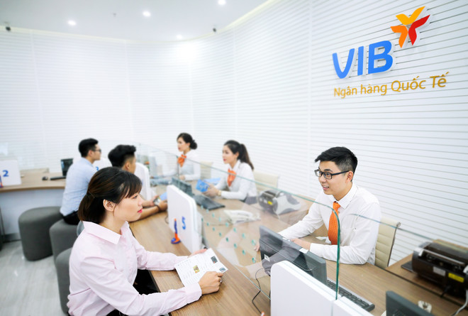 Giao dịch tại VIB. (Ảnh: CTV/Vietnam+) VIB hợp tác Microsoft triển khai nền tảng điện toán đám mây ảnh 1