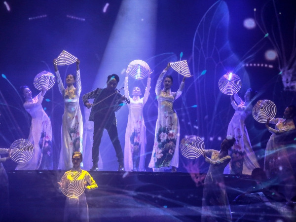 Tùng Dương, Bằng Kiều chinh phục gần 4 nghìn phụ nữ trong đêm “Son” ảnh 4