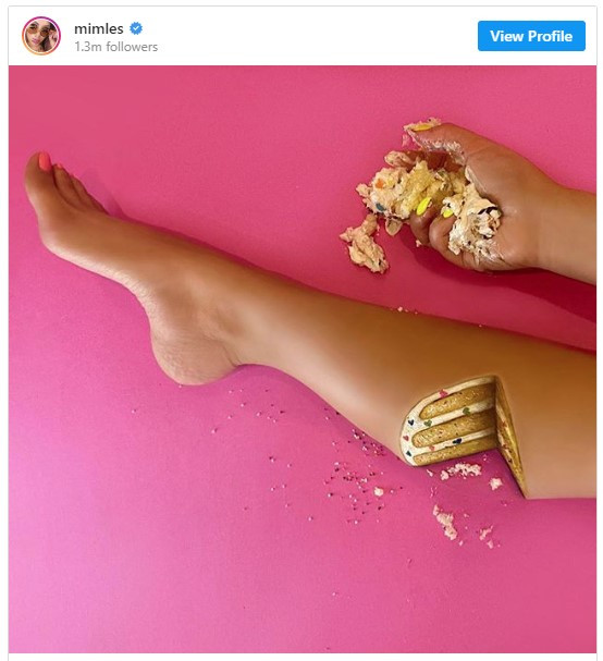 Nghệ sĩ gây sốc khi dùng thân thể để xóa nhòa ranh giới thực và ảo ảnh 5