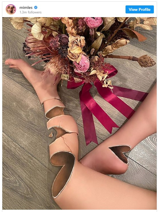 Nghệ sĩ gây sốc khi dùng thân thể để xóa nhòa ranh giới thực và ảo ảnh 4