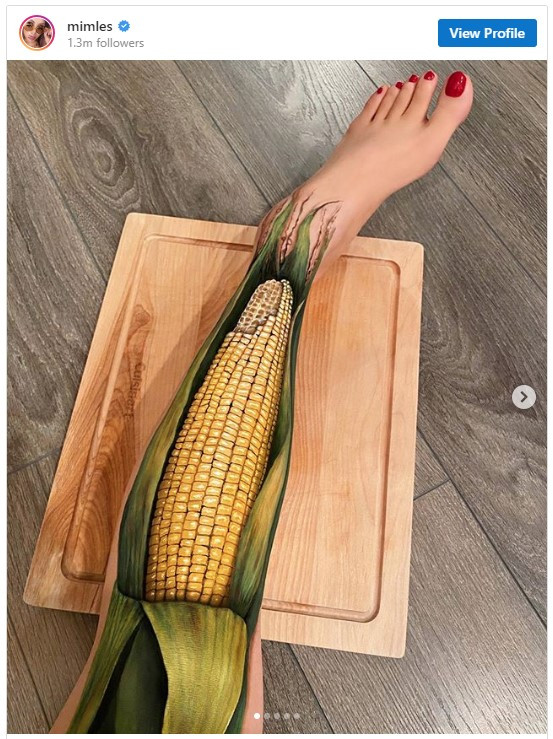 Nghệ sĩ gây sốc khi dùng thân thể để xóa nhòa ranh giới thực và ảo ảnh 1