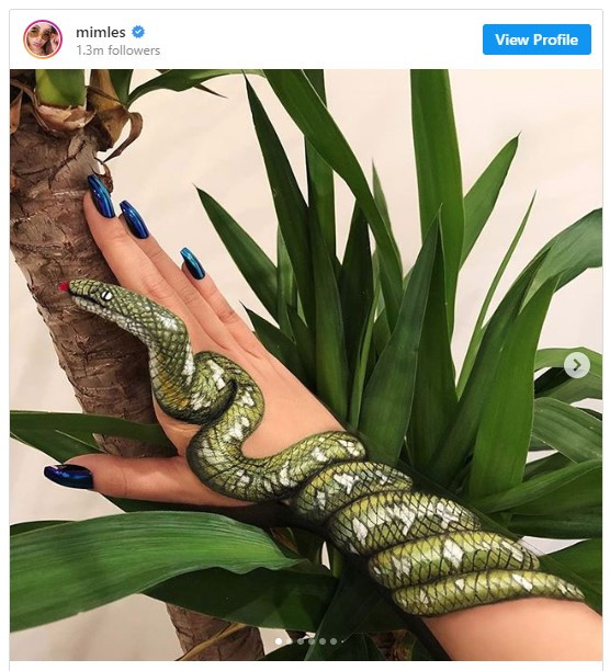 Nghệ sĩ gây sốc khi dùng thân thể để xóa nhòa ranh giới thực và ảo ảnh 6