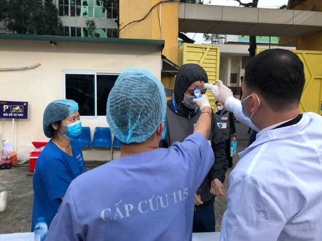 Kiểm tra y tế nghiêm ngặt trước trận đấu của Hà Nội FC tại Hàng Đẫy ảnh 2