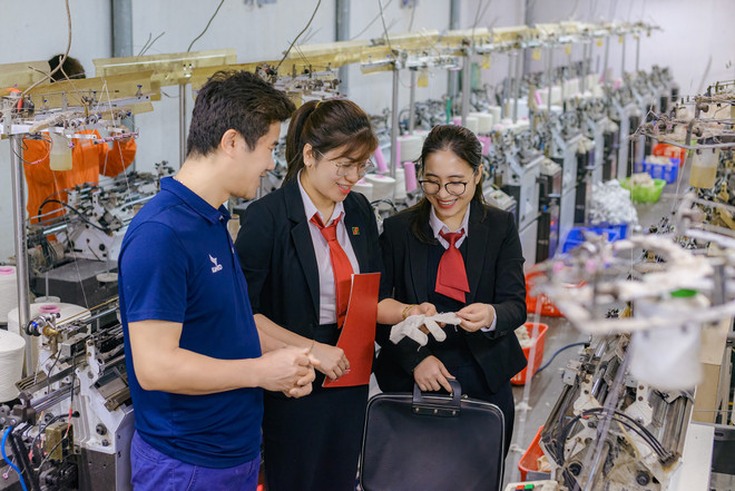 Cán bộ Agribank làm việc với doanh nghiệp. (Ảnh: Vietnam+) Agribank lần thứ 5 liên tiếp giảm lãi suất cho vay từ đầu năm ảnh 1
