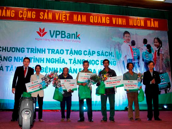 VPBank chắp cánh ước mơ đến trường cho các em học sinh ảnh 2