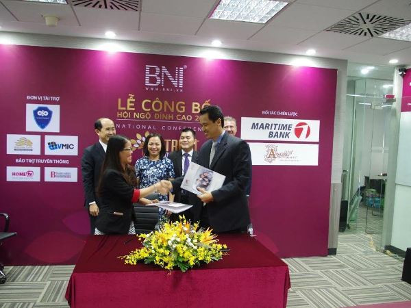 Lãnh đạo hai bên tham gia ký kết. (Nguồn: Maritime Bank) Maritime Bank ký đối tác với Tổ chức Kết nối thương mại quốc tế BNI ảnh 1
