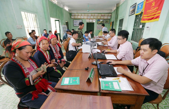 Các hộ gia đình có con là học sinh sinh viên nhận vốn vay ưu đãi tại các điểm giao dịch của Ngân hàng Chính sách. (Ảnh: CTV/Vietnam+) Tăng mức tín dụng cho học sinh, sinh viên lên 2,5 triệu đồng ảnh 1