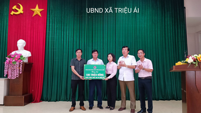 Tình người cán bộ áo hồng đến với những điểm lũ miền Trung ảnh 3