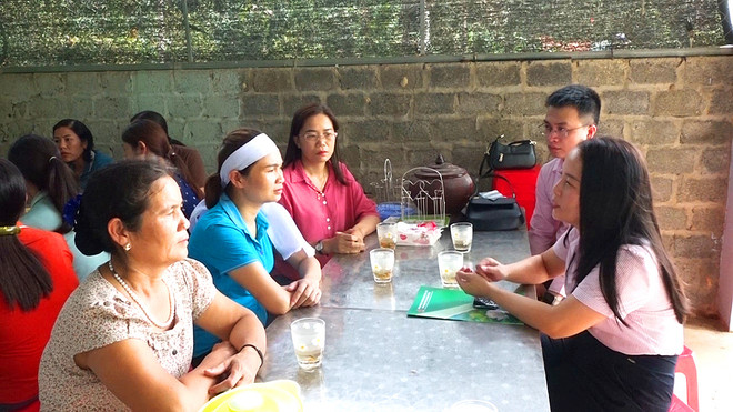 Tình người cán bộ áo hồng đến với những điểm lũ miền Trung ảnh 2