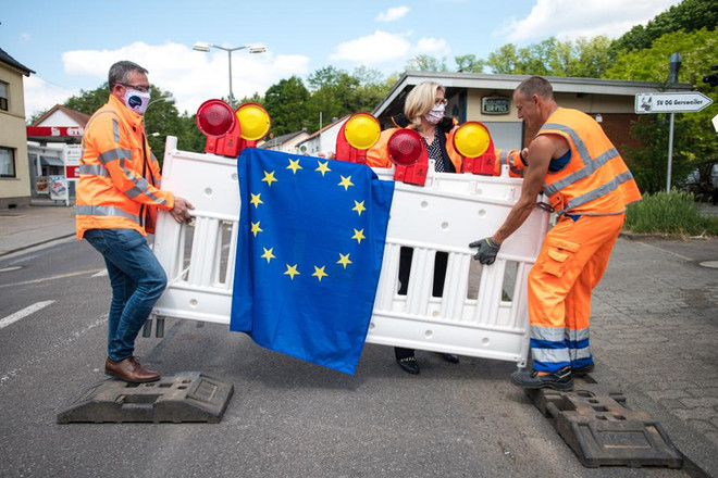 Các nước EU mâu thuẫn trong vấn đề mở lại biên giới ảnh 1