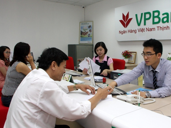 Giao dịch tại VPBank. (Nguồn: TTXVN) VPBank nhận 4 giải thưởng uy tín do quốc tế trao tặng ảnh 1