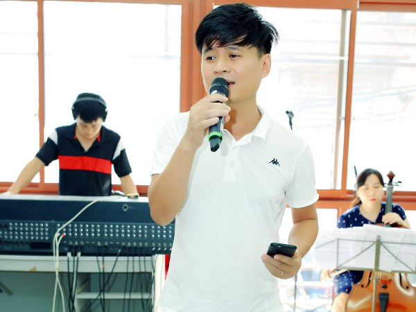 Tấn Minh đánh liều hát “Tiếng đàn bầu” trong đêm Danh Ca Việt Nam ảnh 1