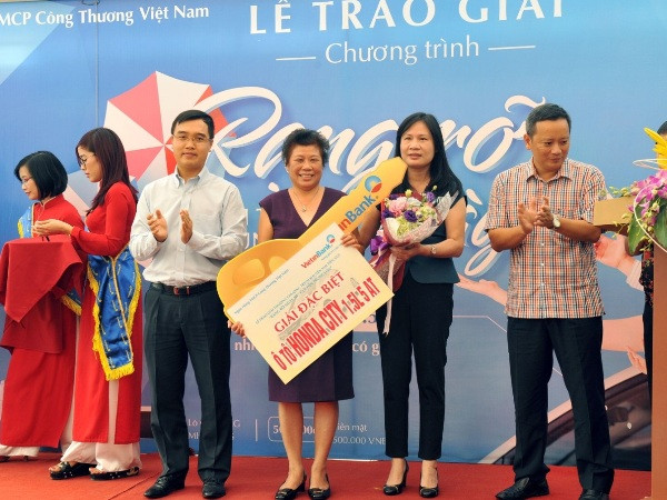Lãnh đạo VietinBank trao giải đặc biệt cho bà Ngô Thị Duyên. (Nguồn: VietinBank). VietinBank trao giải thưởng xe ô tô Honda City cho khách hàng may mắn ảnh 1
